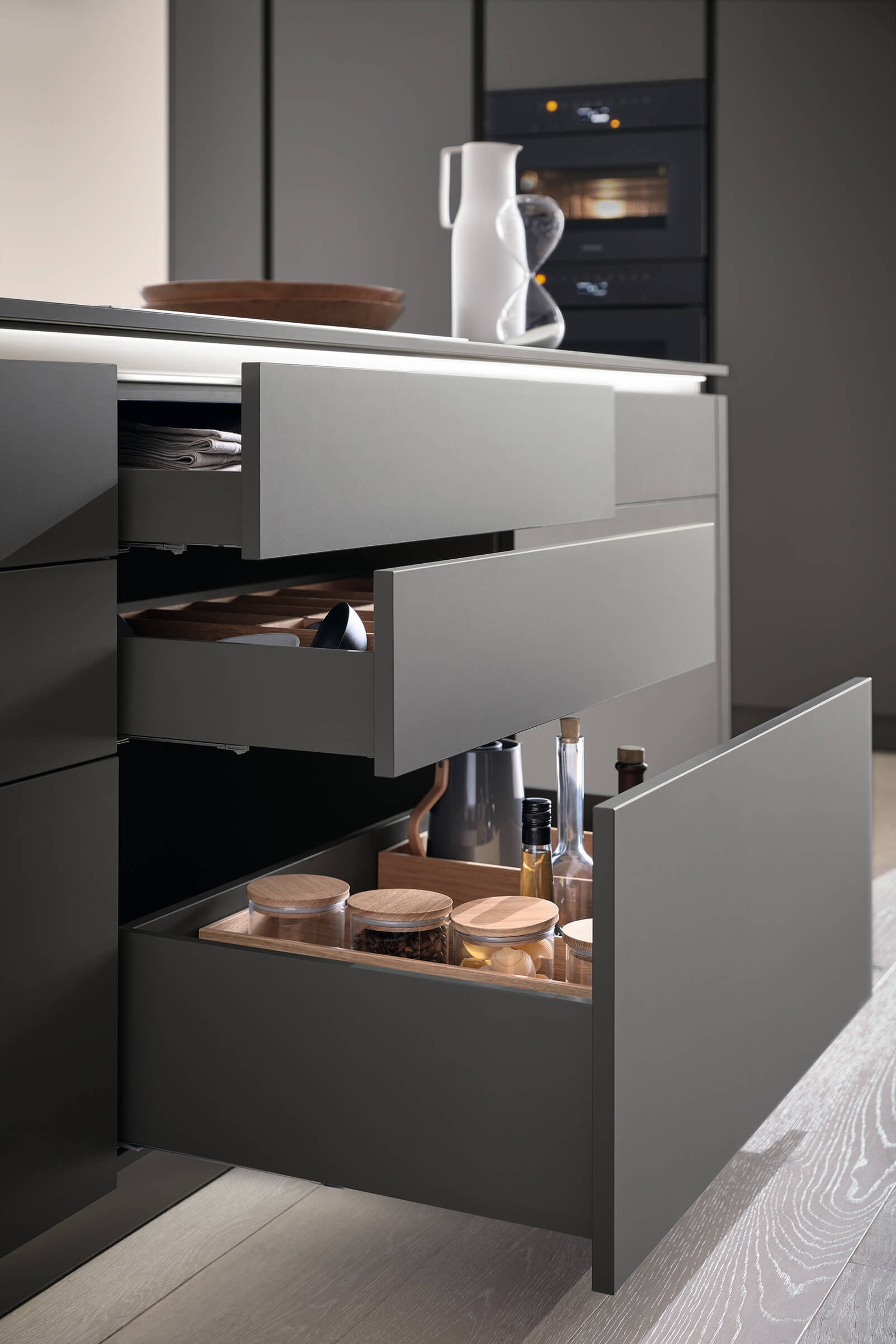 Toepasbaar in vele keukens. Gemakkelijk om je keuken schoon te houden dankzij een speciale coating