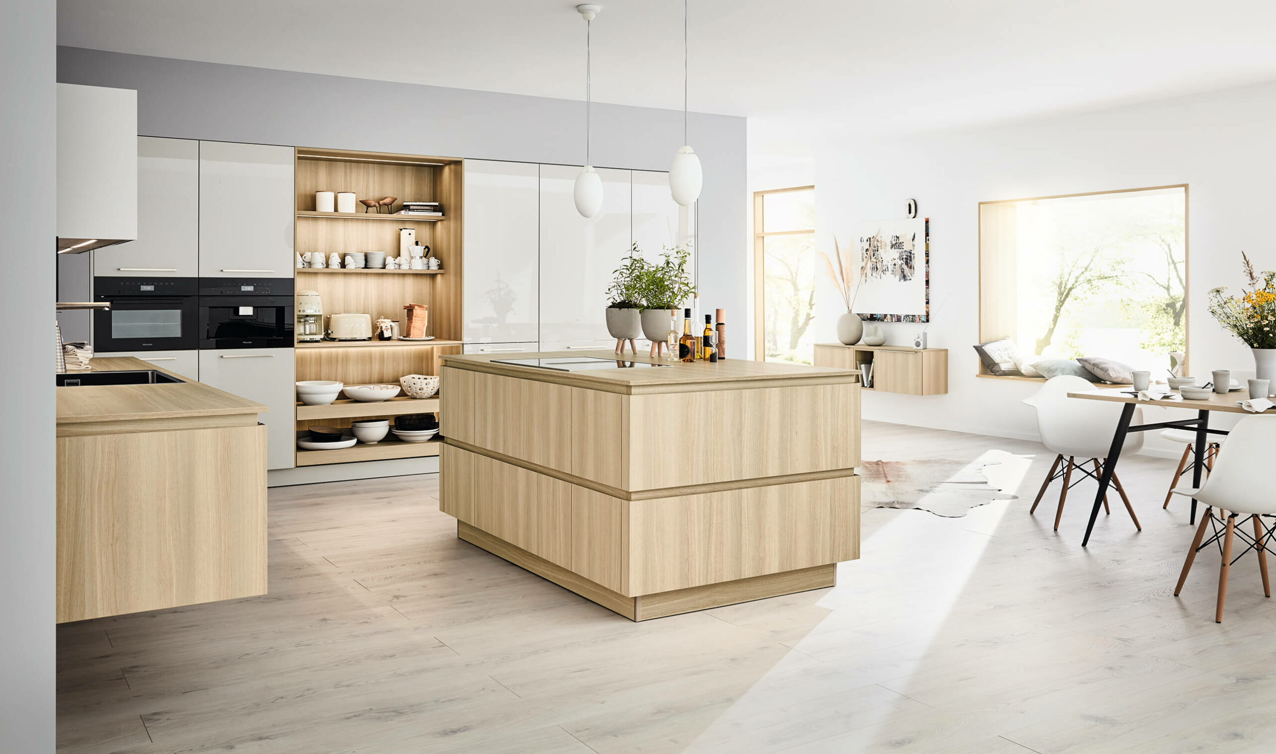 Gladde oppervlakken (easy clean), thuiswerkplek in de keuken en verborgen toegang tot de bijkeuken (wassen, drogen, strijken)