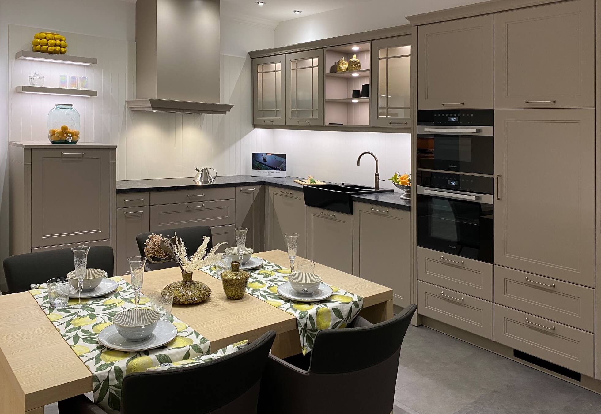 De sfeer van vroeger. Klassieke keukens zijn in niets veranderd al is alles verbetert en hoef je geen luxe te missen