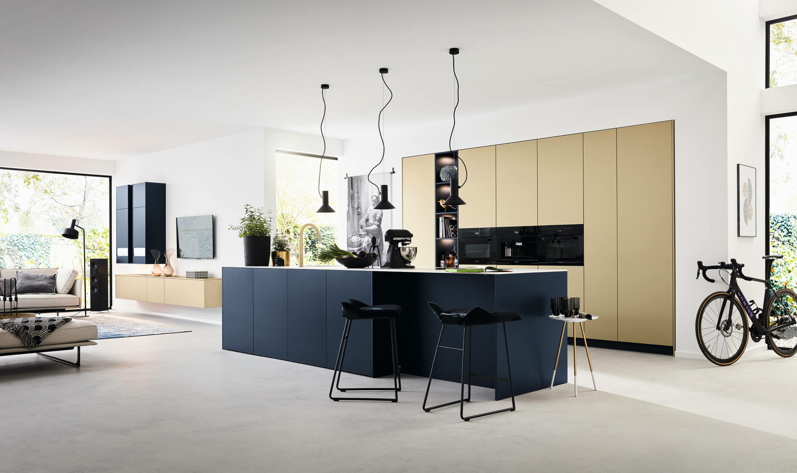 Cool en trendy, elke gewenste kleur, focus op vormgeving, ruimte en structuur, Gebruikskeuken i.c.m. woonkamer qua meubilering