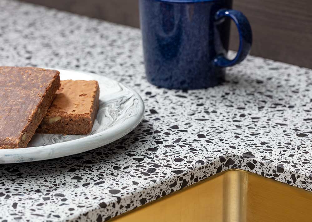 Niet alleen stenen bladen geven die specifieke uitstraling. De nieuwe kunstoffen en keramiek zijn in opkomst.