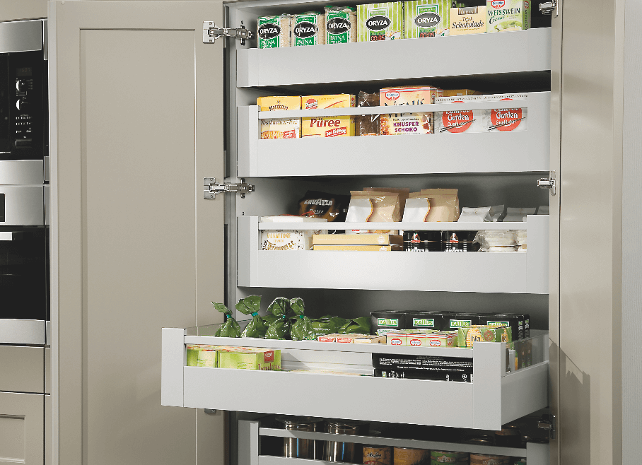 Waar komt een lade het beste tot zijn recht in jouw keuken? Lades bieden meer gemak dan een kastdeur.